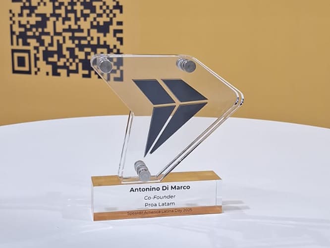 logo trofeo in cristallo e metallo